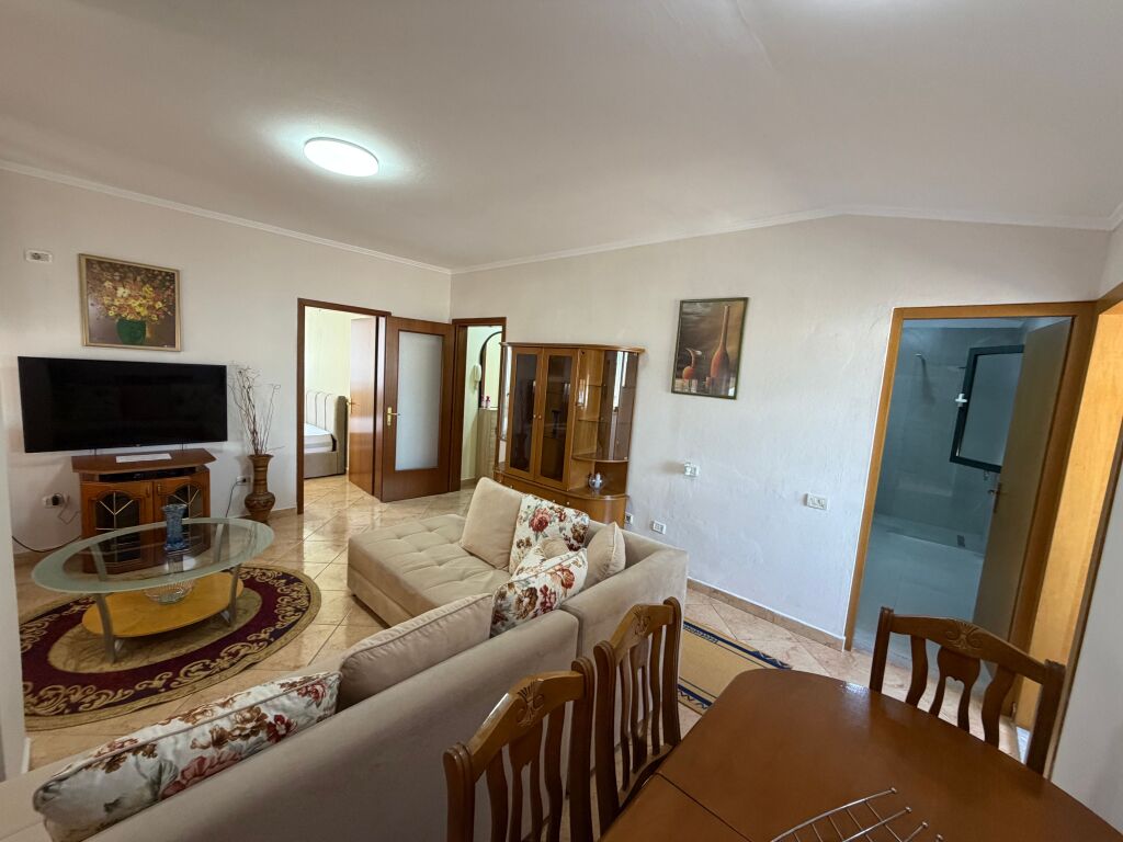 🏡 Jepet me qera apartament 2+1+2 📍 Rruga e Dibrës, pranë Kompleksit “Halili”  ✨ Ndodhet e 5-të të një ndërtimi të ri me ashensor 🛋️ Totalisht i mobiluar dhe i investuar për një jetesë komode  💰 Çmimi: 80.000 lekë/muaj 📞 Për më shumë informacion kontaktoni në privat.