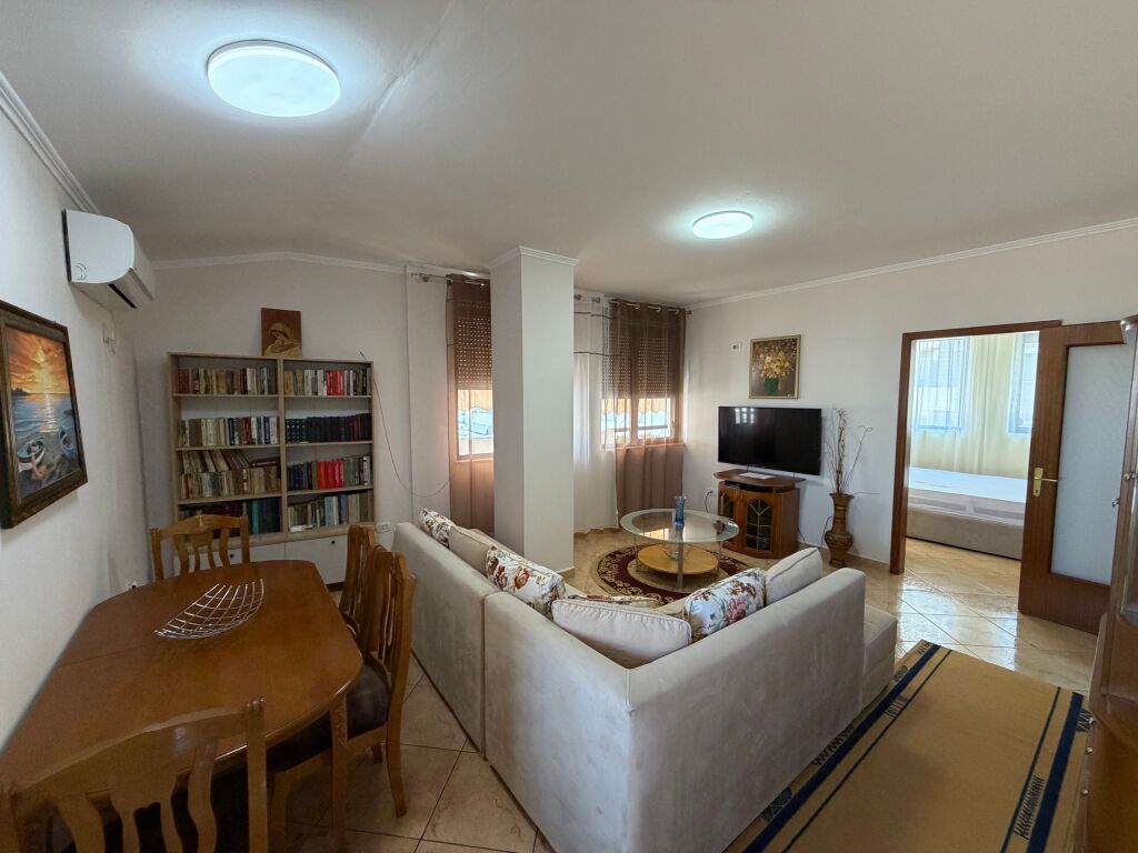 🏡 Jepet me qera apartament 2+1+2 📍 Rruga e Dibrës, pranë Kompleksit “Halili”  ✨ Ndodhet e 5-të të një ndërtimi të ri me ashensor 🛋️ Totalisht i mobiluar dhe i investuar për një jetesë komode  💰 Çmimi: 80.000 lekë/muaj 📞 Për më shumë informacion kontaktoni në privat.