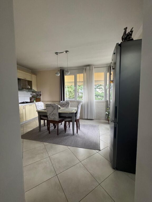 Shitet Apartament 3+1 + Verandë | Liqeni i Thatë, Tiranë