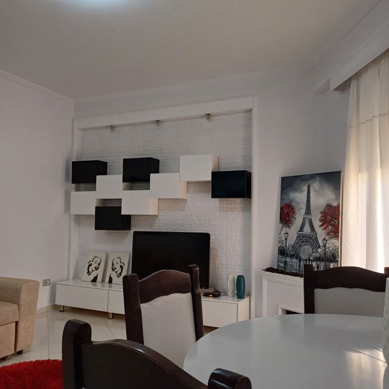 Apartament jepet me qira afatgjat