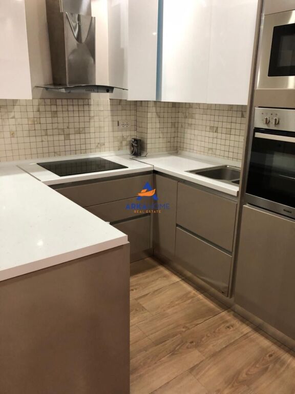 JEPET APARTAMENT ME QERA 3+1+VERANDË "PRANË RADISSONIT, LIQENI I THATË" 800 EURO