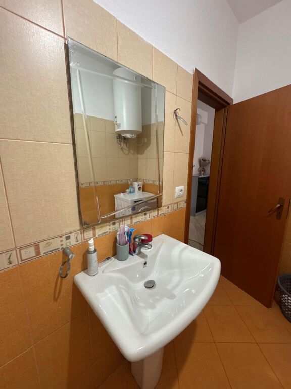 🏡✨ JEPET ME QERA Apartament 3+1 📍 Fresk, pranë pikës së gazit Kastrati 🛣️ Rruga “Muhamet Deliu”  🏢 Kati 6 (me ashensor) 🛋️ Totalisht i mobiluar 💶 Çmimi: 400 Euro/muaj  ✅ Zonë e qetë dhe e aksesueshme ✅ Ideale për familje ose çift  📞 Për më shumë informacion, kontaktoni!