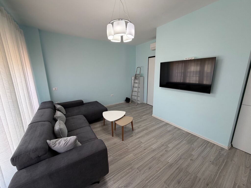 🏡 Jepet me qera apartament 2+1 + 2 tualete📍 Rruga e Dibres, prane Vila Goldi ✨   🏢 Kati 8, ndertim i ri me ashensor 🛋️ Mobiluar me kushte bashkekohore  💰 Cmimi: 80.000 leke/muaj