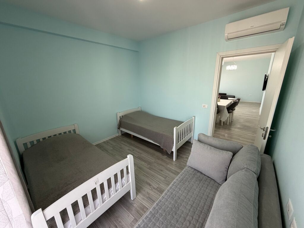 🏡 Jepet me qera apartament 2+1 + 2 tualete📍 Rruga e Dibres, prane Vila Goldi ✨   🏢 Kati 8, ndertim i ri me ashensor 🛋️ Mobiluar me kushte bashkekohore  💰 Cmimi: 80.000 leke/muaj