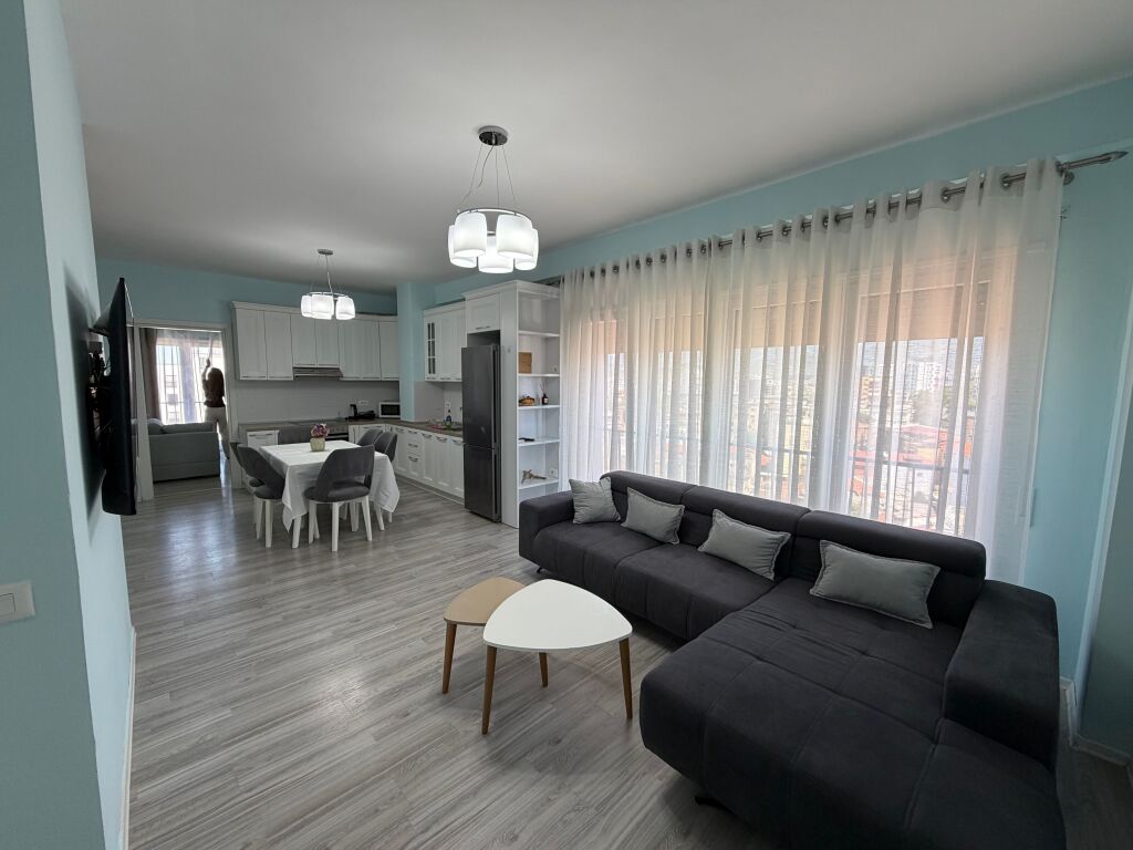 🏡 Jepet me qera apartament 2+1 + 2 tualete📍 Rruga e Dibres, prane Vila Goldi ✨   🏢 Kati 8, ndertim i ri me ashensor 🛋️ Mobiluar me kushte bashkekohore  💰 Cmimi: 80.000 leke/muaj