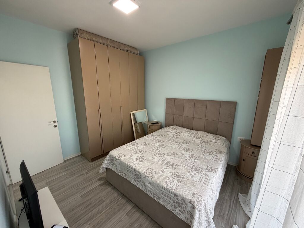 🏡 Jepet me qera apartament 2+1 + 2 tualete📍 Rruga e Dibres, prane Vila Goldi ✨   🏢 Kati 8, ndertim i ri me ashensor 🛋️ Mobiluar me kushte bashkekohore  💰 Cmimi: 80.000 leke/muaj