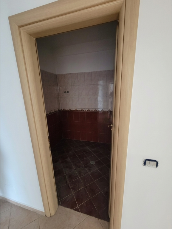 Shitet Apartament 2+1+2 me 2 Ballkone pranë Radisson Hotel – Liqeni i Thatë
