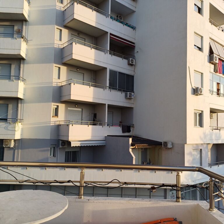Apartament jepet me qira afatgjat