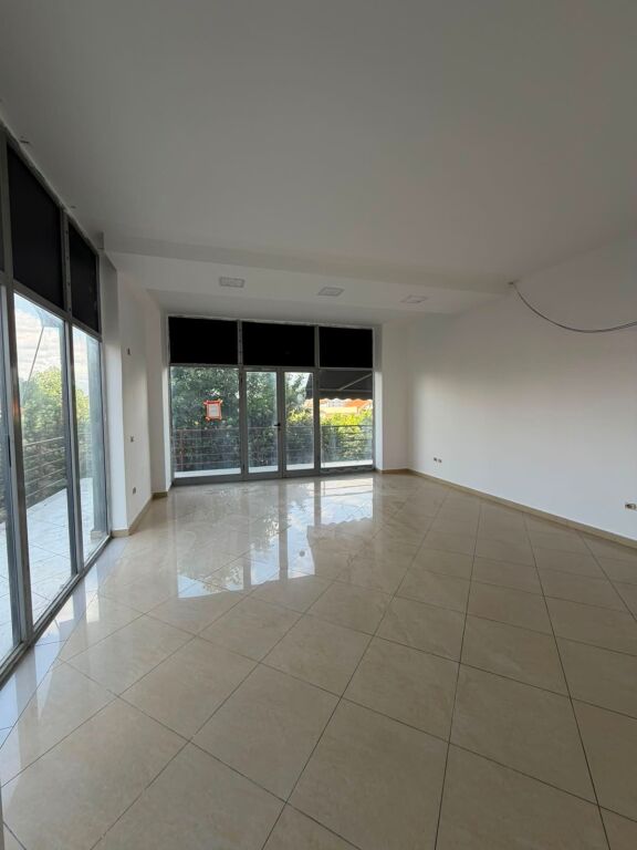 Shitje | Ambjent Biznesi | Rruga Kastriotët | 93500 €
