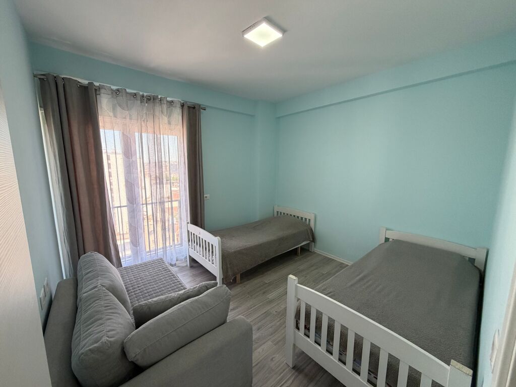 🏡 Jepet me qera apartament 2+1 + 2 tualete📍 Rruga e Dibres, prane Vila Goldi ✨   🏢 Kati 8, ndertim i ri me ashensor 🛋️ Mobiluar me kushte bashkekohore  💰 Cmimi: 80.000 leke/muaj