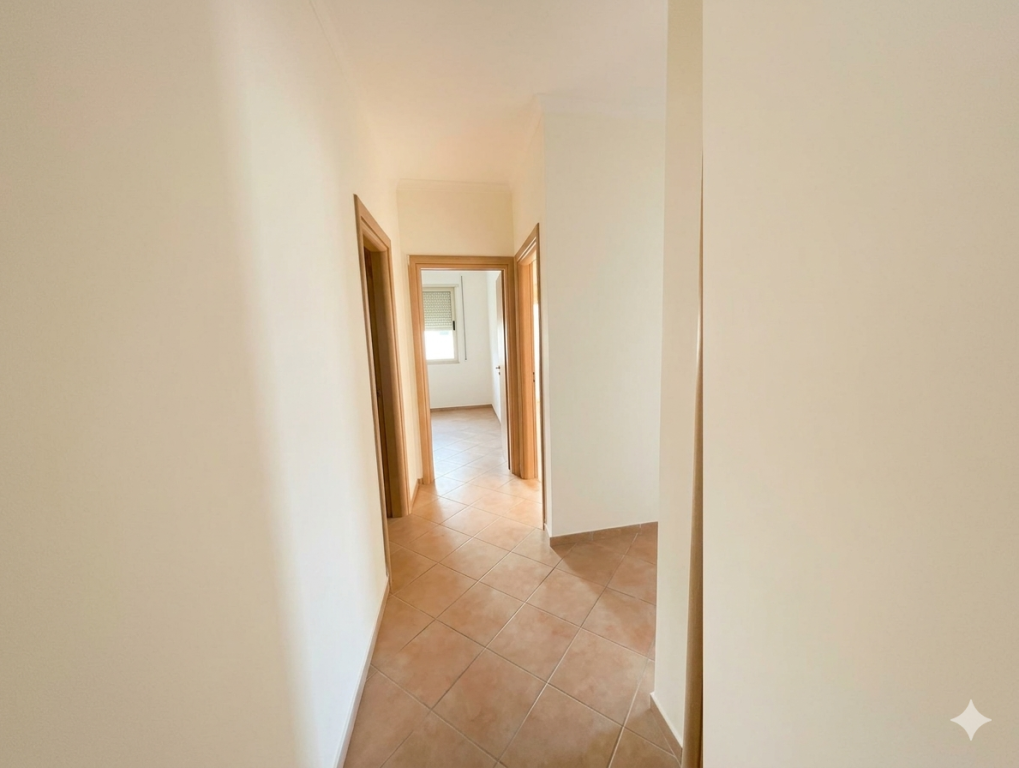 Shitet Apartament 2+1+2 me 2 Ballkone pranë Radisson Hotel – Liqeni i Thatë