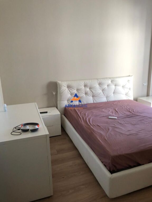 JEPET APARTAMENT ME QERA 3+1+VERANDË "PRANË RADISSONIT, LIQENI I THATË" 800 EURO