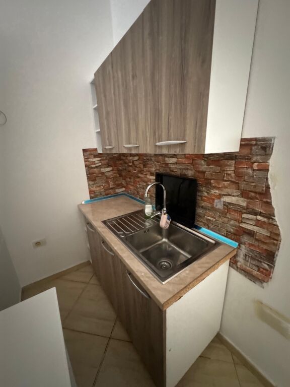 🏡✨ JEPET ME QERA Apartament 3+1 📍 Fresk, pranë pikës së gazit Kastrati 🛣️ Rruga “Muhamet Deliu”  🏢 Kati 6 (me ashensor) 🛋️ Totalisht i mobiluar 💶 Çmimi: 400 Euro/muaj  ✅ Zonë e qetë dhe e aksesueshme ✅ Ideale për familje ose çift  📞 Për më shumë informacion, kontaktoni!