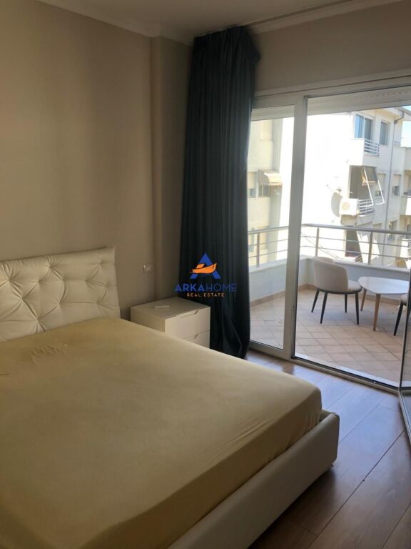 JEPET APARTAMENT ME QERA 3+1+VERANDË "PRANË RADISSONIT, LIQENI I THATË" 800 EURO