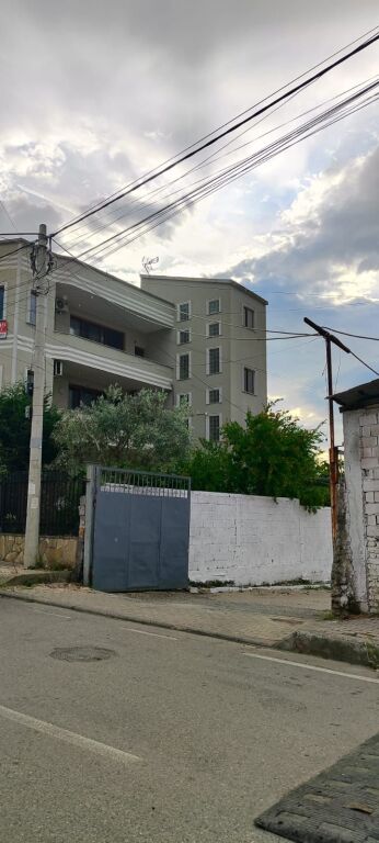 Shitet Vilë 3-Katëshe + Magazinë në Selitë
