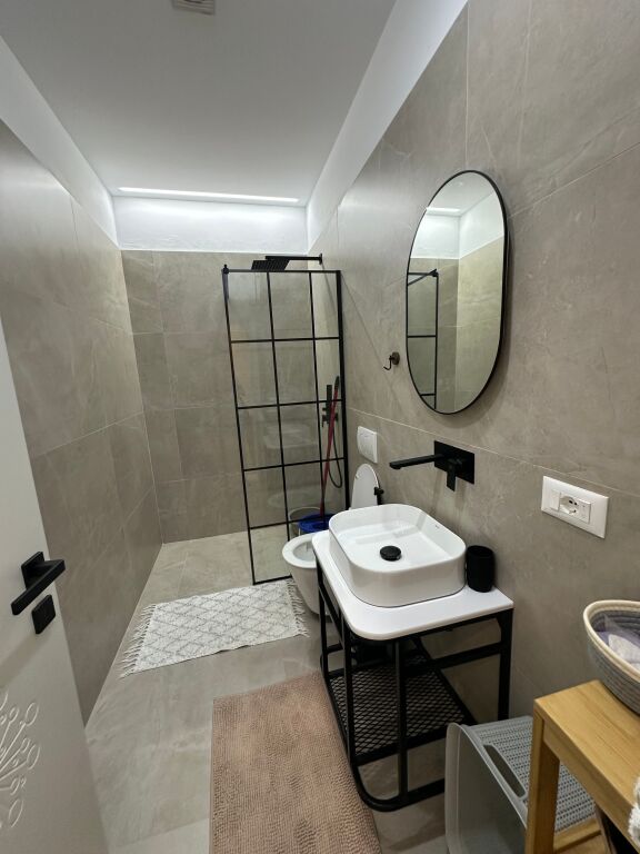 Apartament 1+1 plus post parkimi tek Vasil Shanto