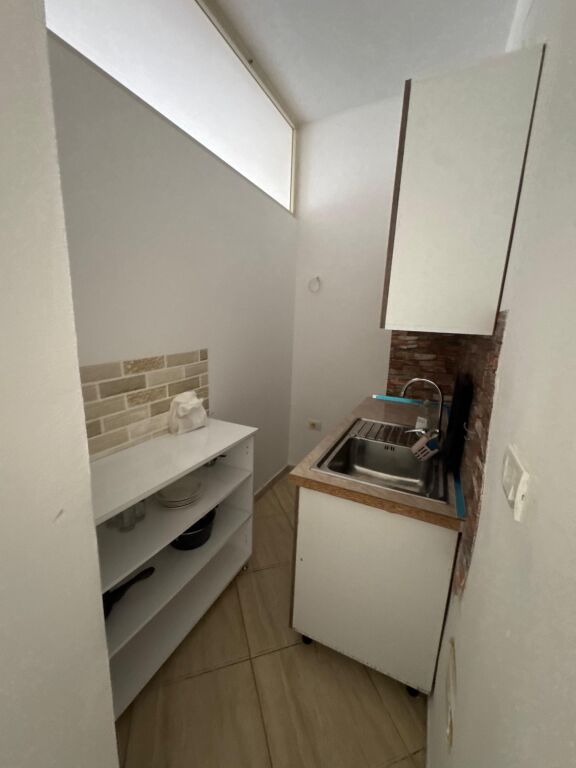 🏡✨ JEPET ME QERA Apartament 3+1 📍 Fresk, pranë pikës së gazit Kastrati 🛣️ Rruga “Muhamet Deliu”  🏢 Kati 6 (me ashensor) 🛋️ Totalisht i mobiluar 💶 Çmimi: 400 Euro/muaj  ✅ Zonë e qetë dhe e aksesueshme ✅ Ideale për familje ose çift  📞 Për më shumë informacion, kontaktoni!