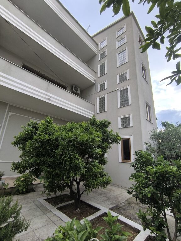 Shitet Vilë 3-Katëshe + Magazinë në Selitë