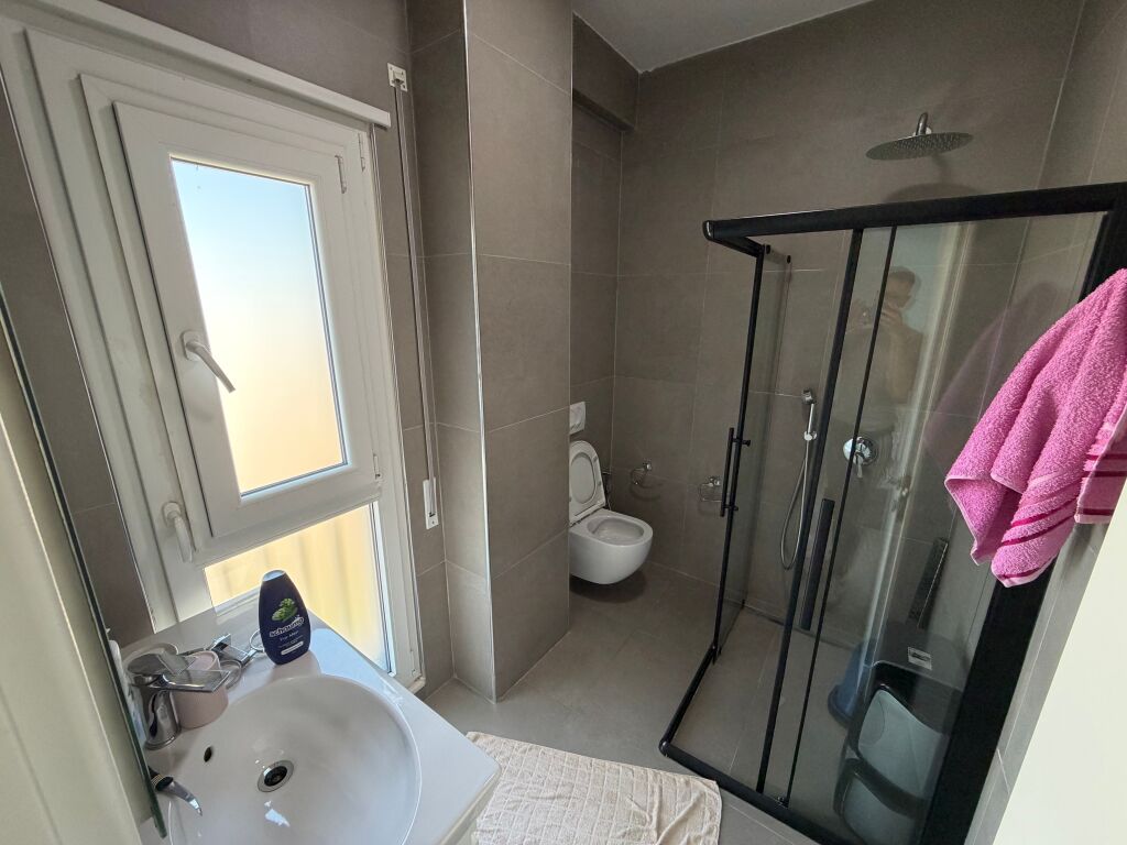 🏡 Jepet me qera apartament 2+1 + 2 tualete📍 Rruga e Dibres, prane Vila Goldi ✨   🏢 Kati 8, ndertim i ri me ashensor 🛋️ Mobiluar me kushte bashkekohore  💰 Cmimi: 80.000 leke/muaj