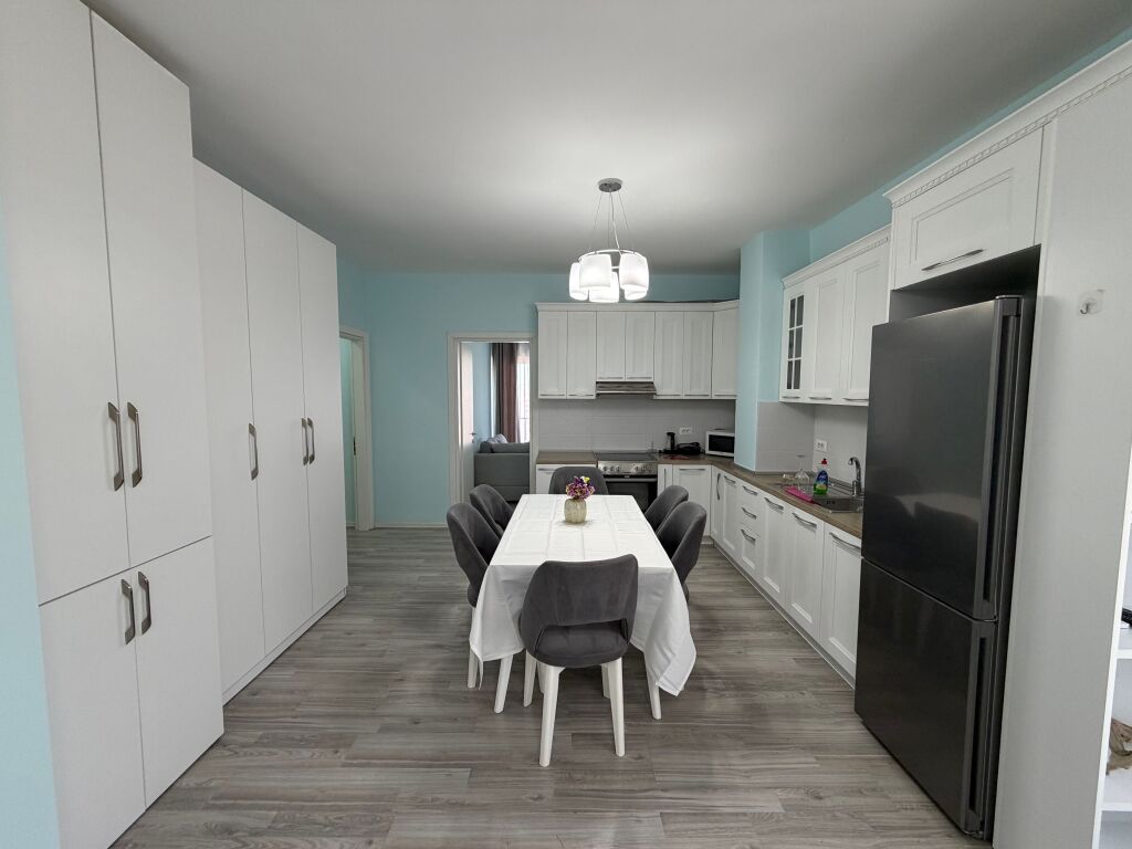 🏡 Jepet me qera apartament 2+1 + 2 tualete📍 Rruga e Dibres, prane Vila Goldi ✨   🏢 Kati 8, ndertim i ri me ashensor 🛋️ Mobiluar me kushte bashkekohore  💰 Cmimi: 80.000 leke/muaj