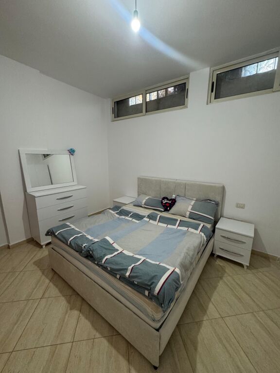 🏡✨ JEPET ME QERA Apartament 3+1 📍 Fresk, pranë pikës së gazit Kastrati 🛣️ Rruga “Muhamet Deliu”  🏢 Kati 6 (me ashensor) 🛋️ Totalisht i mobiluar 💶 Çmimi: 400 Euro/muaj  ✅ Zonë e qetë dhe e aksesueshme ✅ Ideale për familje ose çift  📞 Për më shumë informacion, kontaktoni!