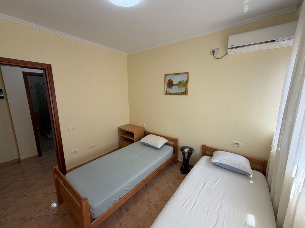🏡 Jepet me qera apartament 2+1+2 📍 Rruga e Dibrës, pranë Kompleksit “Halili”  ✨ Ndodhet e 5-të të një ndërtimi të ri me ashensor 🛋️ Totalisht i mobiluar dhe i investuar për një jetesë komode  💰 Çmimi: 80.000 lekë/muaj 📞 Për më shumë informacion kontaktoni në privat.