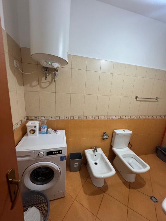🏡✨ JEPET ME QERA Apartament 3+1 📍 Fresk, pranë pikës së gazit Kastrati 🛣️ Rruga “Muhamet Deliu”  🏢 Kati 6 (me ashensor) 🛋️ Totalisht i mobiluar 💶 Çmimi: 400 Euro/muaj  ✅ Zonë e qetë dhe e aksesueshme ✅ Ideale për familje ose çift  📞 Për më shumë informacion, kontaktoni!