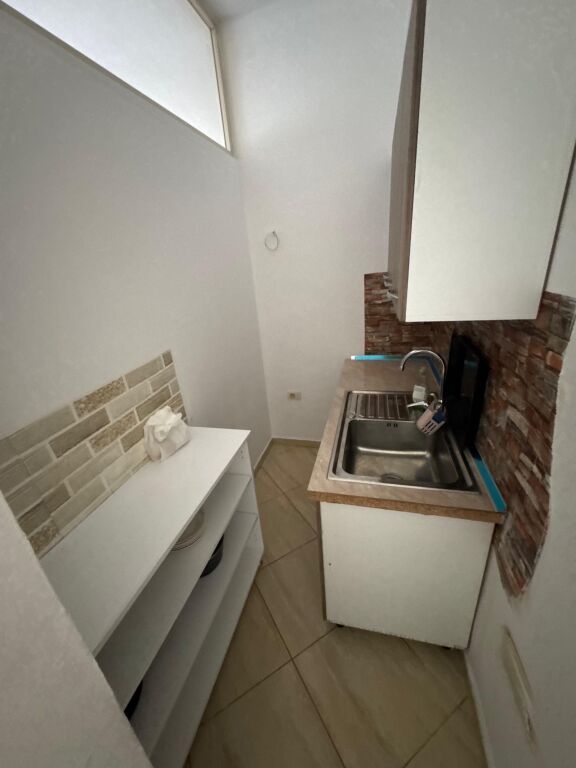 🏡✨ JEPET ME QERA Apartament 3+1 📍 Fresk, pranë pikës së gazit Kastrati 🛣️ Rruga “Muhamet Deliu”  🏢 Kati 6 (me ashensor) 🛋️ Totalisht i mobiluar 💶 Çmimi: 400 Euro/muaj  ✅ Zonë e qetë dhe e aksesueshme ✅ Ideale për familje ose çift  📞 Për më shumë informacion, kontaktoni!
