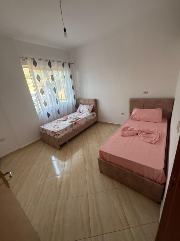 🏡✨ JEPET ME QERA Apartament 3+1 📍 Fresk, pranë pikës së gazit Kastrati 🛣️ Rruga “Muhamet Deliu”  🏢 Kati 6 (me ashensor) 🛋️ Totalisht i mobiluar 💶 Çmimi: 400 Euro/muaj  ✅ Zonë e qetë dhe e aksesueshme ✅ Ideale për familje ose çift  📞 Për më shumë informacion, kontaktoni!