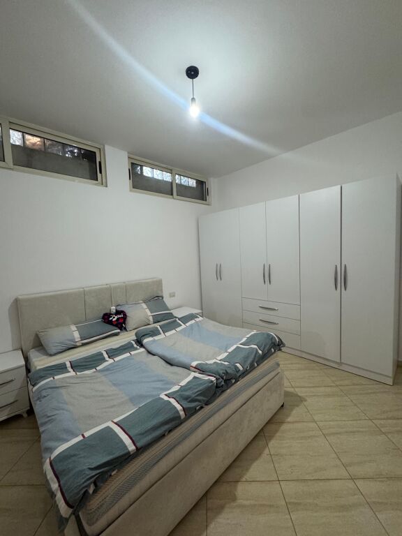 🏡✨ JEPET ME QERA Apartament 3+1 📍 Fresk, pranë pikës së gazit Kastrati 🛣️ Rruga “Muhamet Deliu”  🏢 Kati 6 (me ashensor) 🛋️ Totalisht i mobiluar 💶 Çmimi: 400 Euro/muaj  ✅ Zonë e qetë dhe e aksesueshme ✅ Ideale për familje ose çift  📞 Për më shumë informacion, kontaktoni!