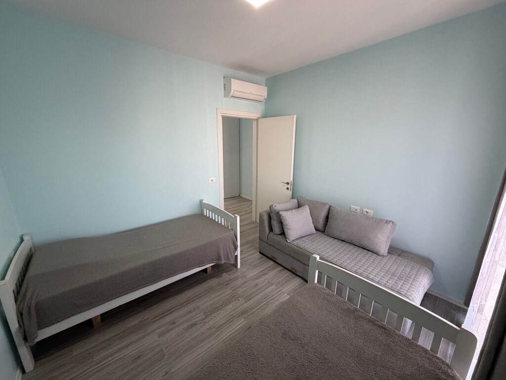 🏡 Jepet me qera apartament 2+1 + 2 tualete📍 Rruga e Dibres, prane Vila Goldi ✨   🏢 Kati 8, ndertim i ri me ashensor 🛋️ Mobiluar me kushte bashkekohore  💰 Cmimi: 80.000 leke/muaj