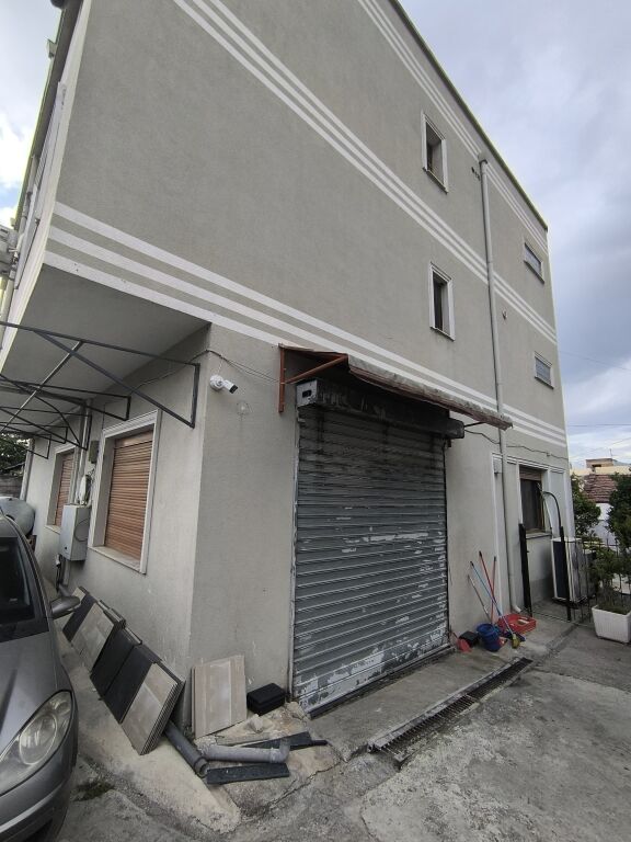 Shitet Vilë 3-Katëshe + Magazinë në Selitë
