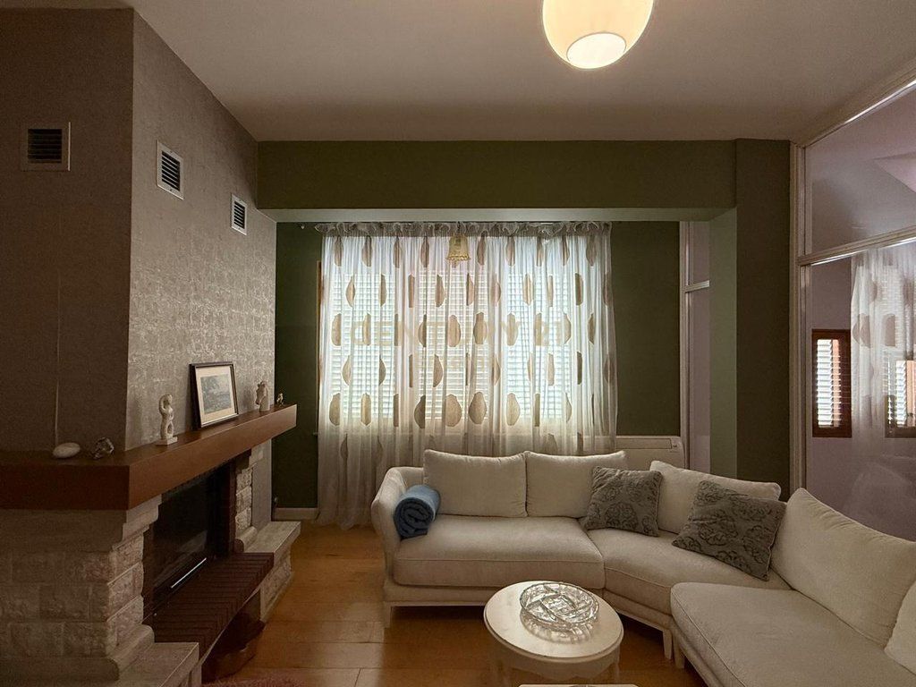 Villa su 3 piani in affitto a Selite