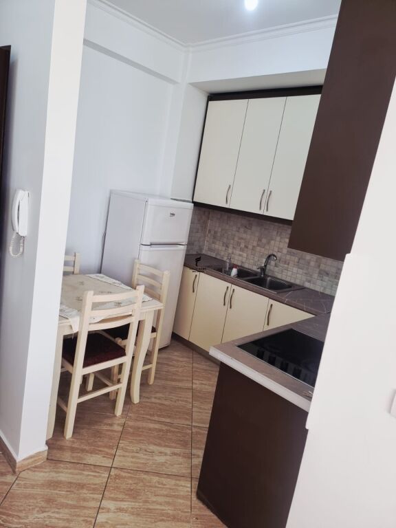 APARTAMENT ME QERA 2+1 PALLATI ME SHIGJETA 50.000 LEKE FH-76102
