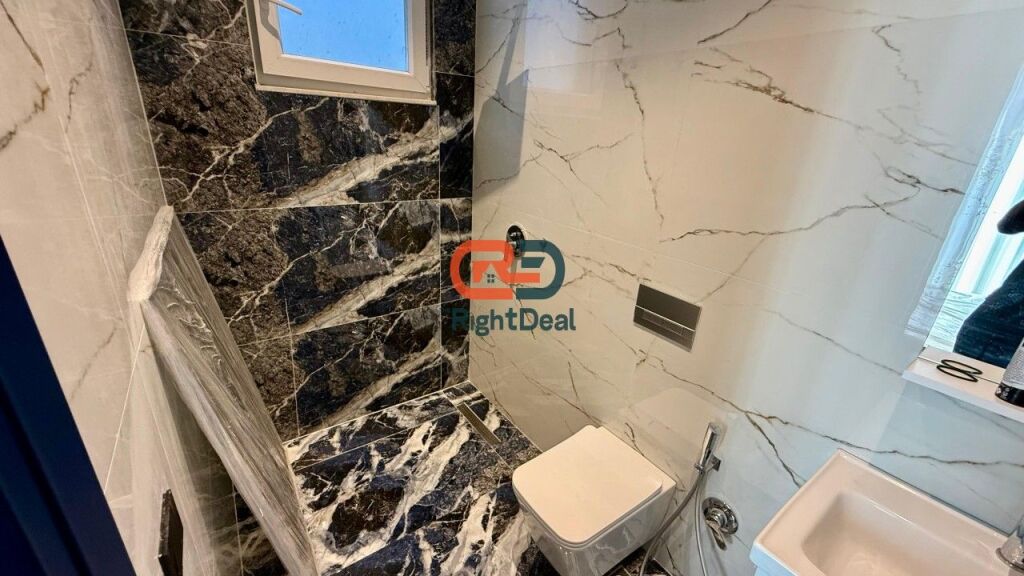 Tek 5-Maji, Shitet Super Apartament 2+1+2, Me Verande Dhe Post Parkimi!!