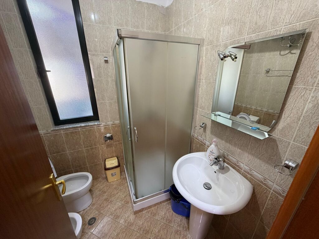 Jepet me qera apartament 2+1+2 📍 Rruga e Dibrës, pranë Kompleksit “Halili”