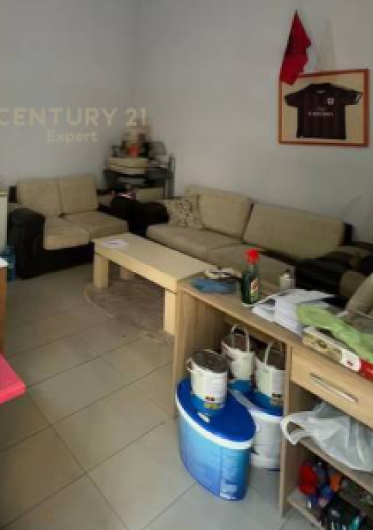 Jepet me qira ambient komercial në zonën e Astirit!