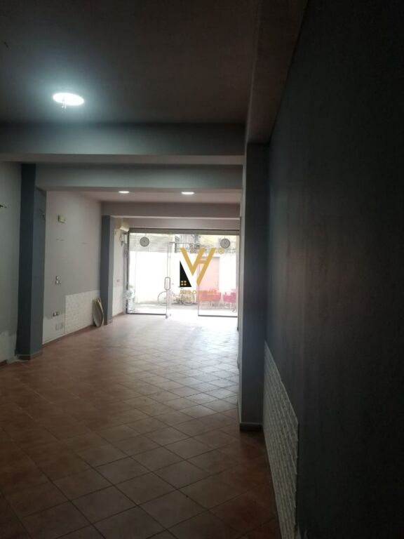 JEPET AMBIENT BIZNESI 65 M2 ME QERA TE RRUGA ELBASANIT 60.000 LEKE
