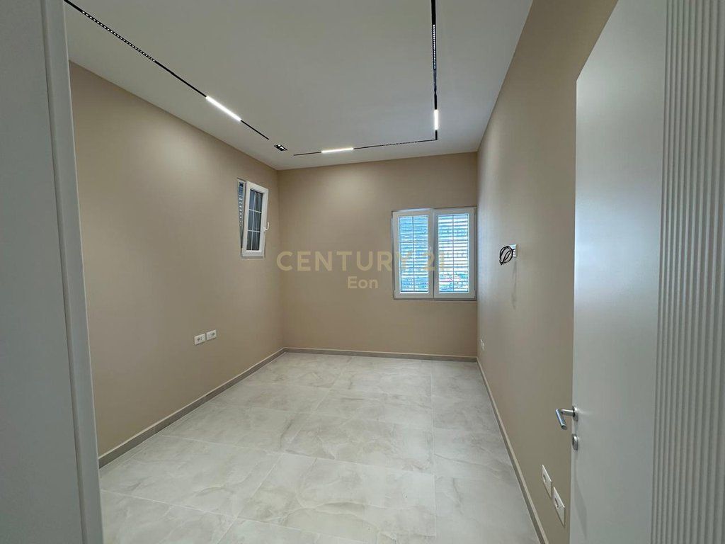 SPACE FOR RENT NEAR THE TRAIN STATION, DURRES !