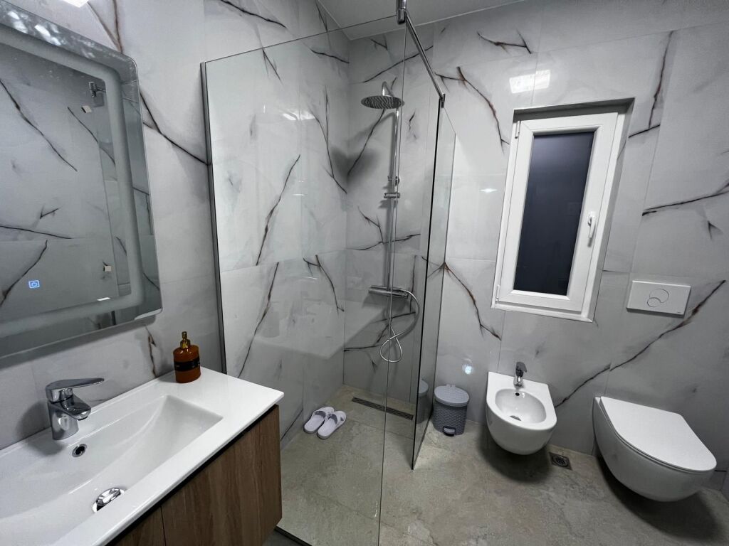 🏠Rruga Mihal Grameno jepet me qera kati i II-te i nje vile1+1+post parkimi,i sapo mobiluar.55,000Leke