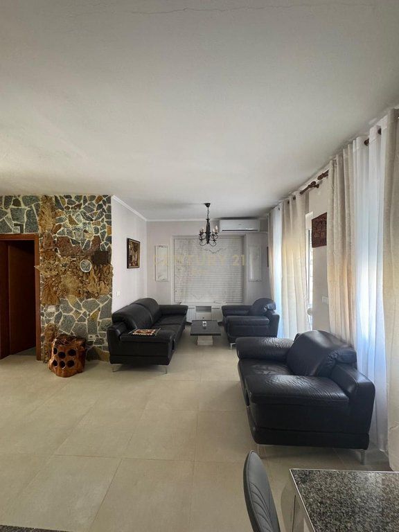 Affittasi Appartamento 2+1 con Vista Mare sulla Spiaggia, Durrës !