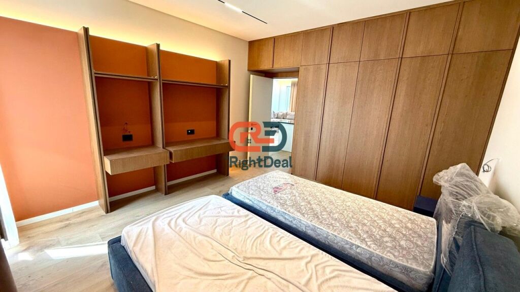 Tek 5-Maji, Shitet Super Apartament 2+1+2, Me Verande Dhe Post Parkimi!!