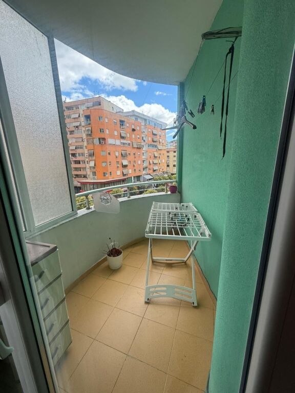 Jepet me qira 2+1+1 Komuna e Parisit 700€