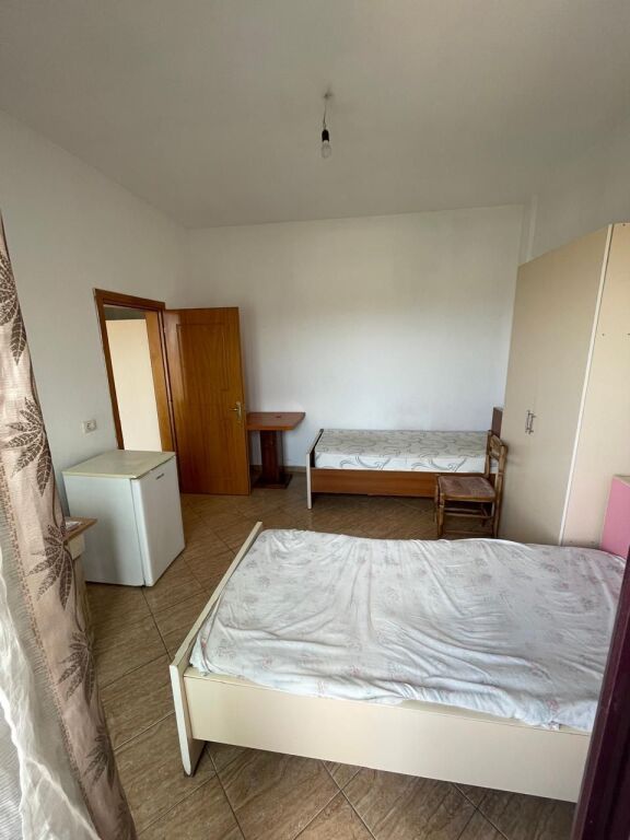 GARSIONERE 16000 LEKE.VILAT GJERMANE