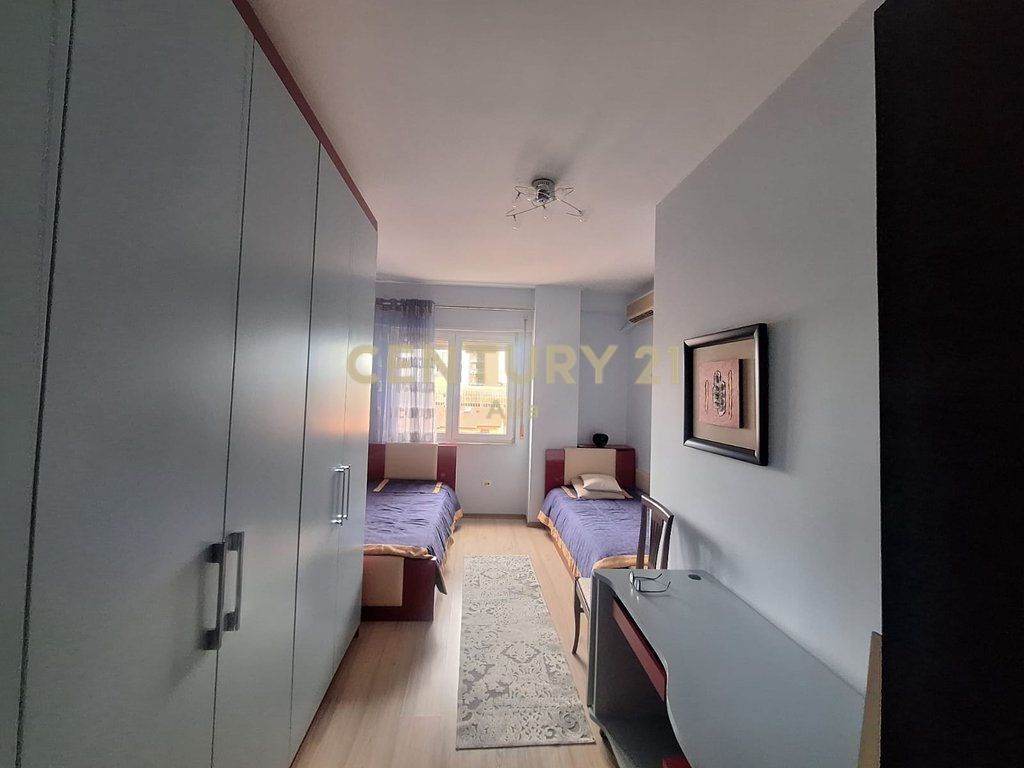 Apartament 2+1+Post Parkimi per shitje tek Rruga e Barrikadave