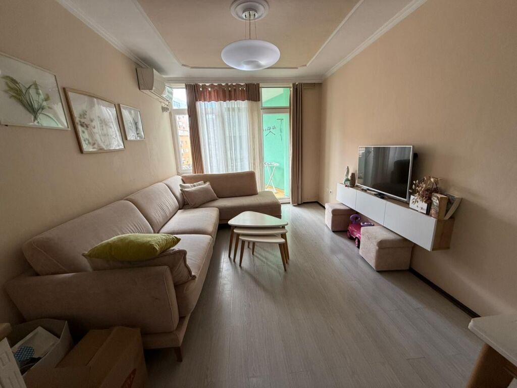 Jepet me qira 2+1+1 Komuna e Parisit 700€