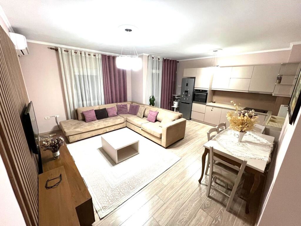 Jepet me qera apartament 2+1 ne Astir , 550 Euro