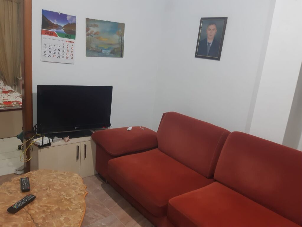 Jepet me qira 1+1 e mobiluar kati i dytë shtëpi private në Astir 30,000 L/muaj.