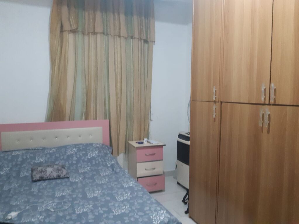 Jepet me qira 1+1 e mobiluar kati i dytë shtëpi private në Astir 30,000 L/muaj.