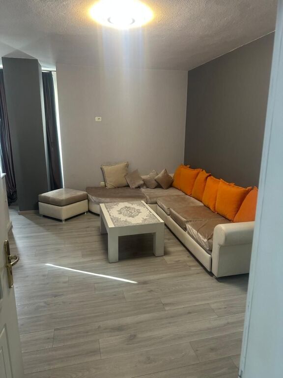 Jepet me Qera Apartament 2+1 te Rruga e Elbasanit afer te Ambasada Amerikane